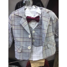Costum in carouri